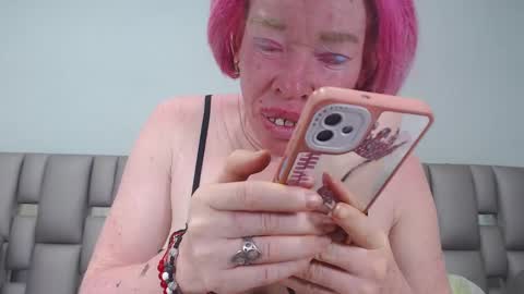 kittywhiteass online show from November 3, 9:46 am