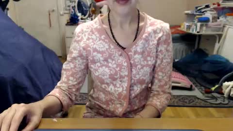 Snapshot of kiuminberry chatting on March 4, 1:38 pm KiuminBerry online show from March 4, 1:38 pm