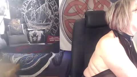 Snapshot of kleiner_teufel chatting on October 27, 7:04 am Michelle online show from October 27, 7:04 am