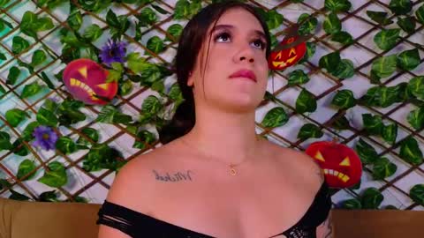 Snapshot of kloe_bella chatting on October 17, 5:27 pm kloe_bella online show from October 17, 5:27 pm