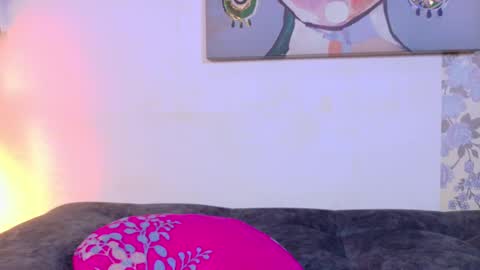 Snapshot of kloe_bella chatting on October 28, 5:19 pm kloe_bella online show from October 28, 5:19 pm