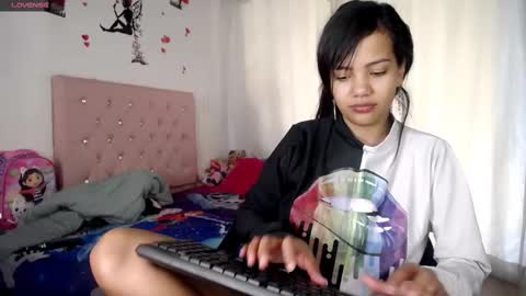 Snapshot of kloy_sech chatting on February 17, 2:28 pm Valen online show from February 17, 2:28 pm