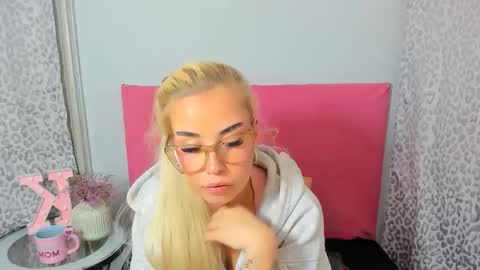 Snapshot of kristyflowers chatting on October 24, 3:30 pm KristyFlowers online show from October 24, 3:30 pm