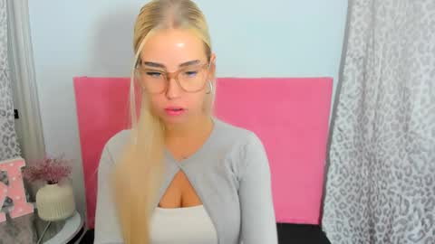 Snapshot of kristyflowers chatting on November 1, 6:06 am KristyFlowers online show from November 1, 6:06 am