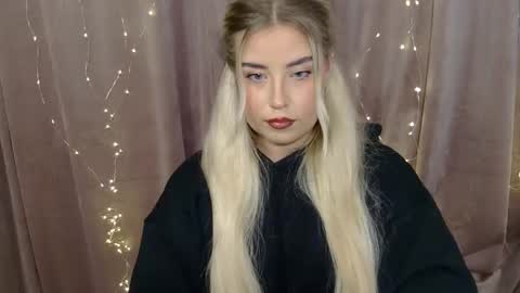 Snapshot of kristyflowers chatting on December 15, 7:31 pm KristyFlowers online show from December 15, 7:31 pm