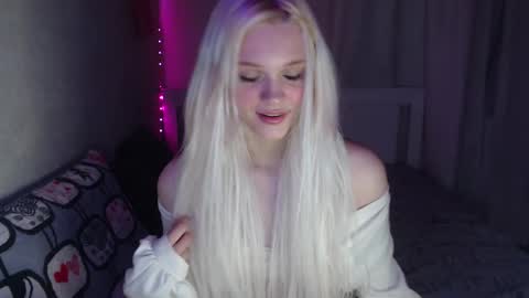 Snapshot of kttyemiow__ chatting on March 6, 8:27 pm Emilia online show from March 6, 8:27 pm