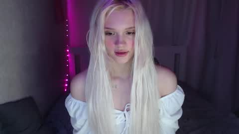 Snapshot of kttyemiow__ chatting on March 8, 8:13 pm Emilia online show from March 8, 8:13 pm