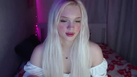 Snapshot of kttyemiow__ chatting on February 28, 7:35 pm Emilia online show from February 28, 7:35 pm