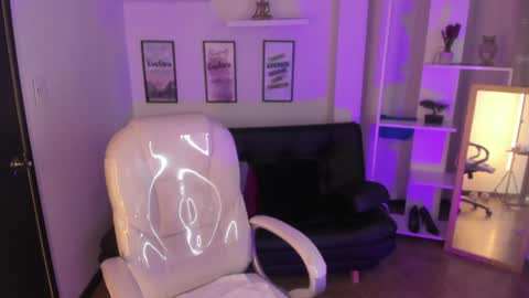 Snapshot of kylie_fire chatting on December 27, 1:39 pm kylie online show from December 27, 1:39 pm