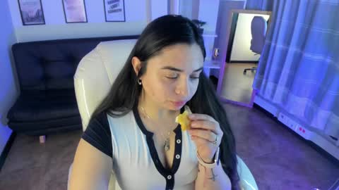 Snapshot of kylie_fire chatting on December 11, 1:17 pm kylie online show from December 11, 1:17 pm