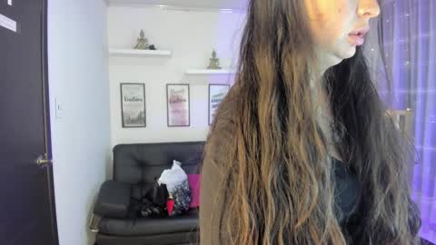 Snapshot of kylie_fire chatting on December 2, 1:23 pm kylie online show from December 2, 1:23 pm