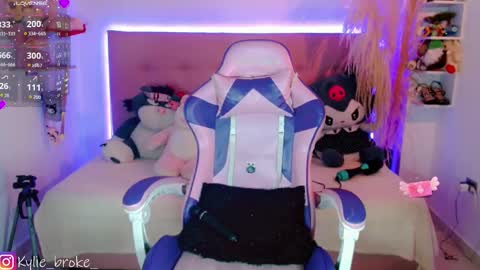 k ylie online show from September 30, 11:53 pm