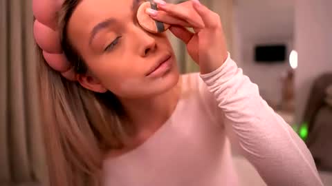 Kylie online show from April 18, 8:20 pm