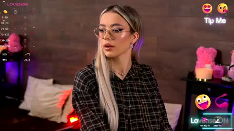 Kylie online show from December 8, 9:19 pm