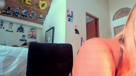Snapshot of kyliekandy chatting on February 21, 9:32 pm online show from February 21, 9:32 pm