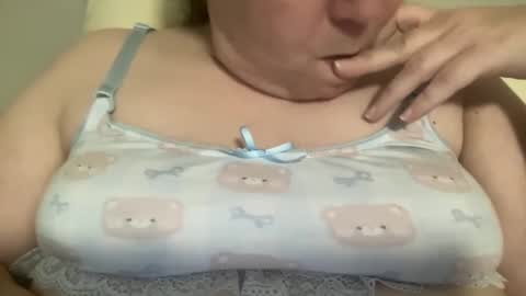 Snapshot of kylorencat chatting on March 5, 2:36 am KYLO online show from March 5, 2:36 am