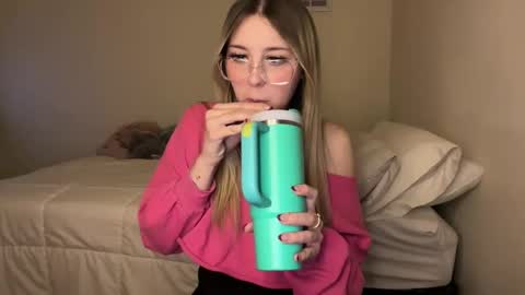 kynziee18 online show from December 14, 1:06 am