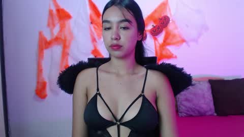 Snapshot of kyra_fox_ chatting on October 31, 1:15 pm Kyra online show from October 31, 1:15 pm