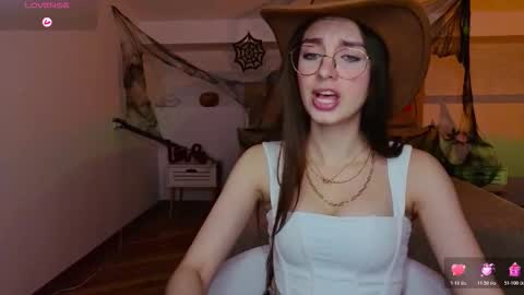 Snapshot of l1ttle_angel__ chatting on October 25, 9:43 pm Margo online show from October 25, 9:43 pm