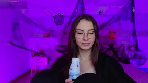 Snapshot of l1ttle_angel__ chatting on October 27, 10:04 pm Margo online show from October 27, 10:04 pm