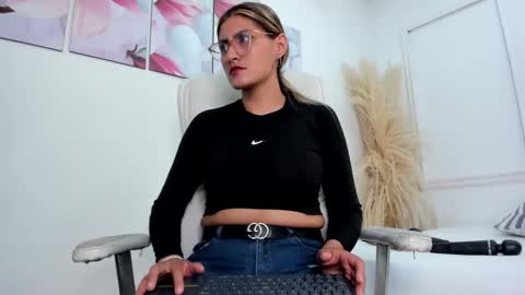 Snapshot of lady_falcon chatting on January 18, 1:52 am LADY online show from January 18, 1:52 am