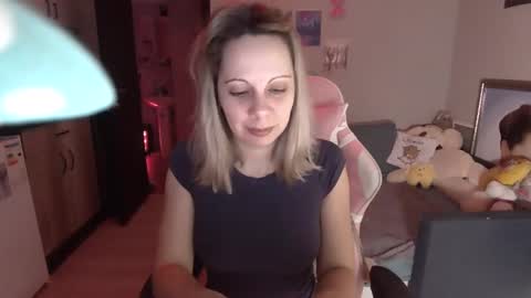 Snapshot of lady_smile69 chatting on February 3, 3:20 am lady_smile69 online show from February 3, 3:20 am