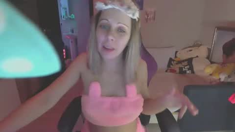 Snapshot of lady_smile69 chatting on February 18, 6:06 pm lady_smile69 online show from February 18, 6:06 pm