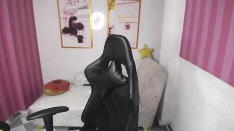 Snapshot of laia_angel_b chatting on February 11, 2:57 am Laia online show from February 11, 2:57 am