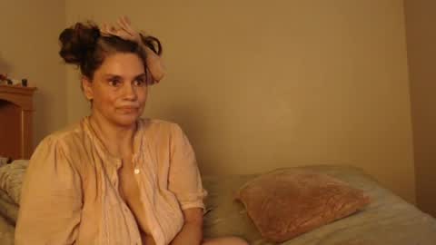 Naomi Rose online show from June 14, 1:33 pm