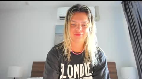 Snapshot of lallie_ chatting on March 2, 3:02 am Lallie online show from March 2, 3:02 am