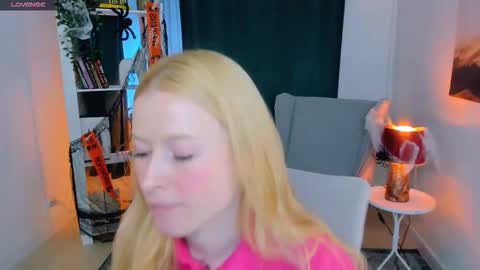 Snapshot of laly_peach chatting on October 25, 12:24 pm Laly online show from October 25, 12:24 pm