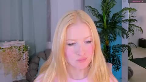 Snapshot of laly_peach chatting on October 6, 4:56 pm Laly online show from October 6, 4:56 pm