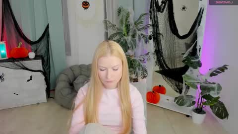 Snapshot of laly_peach chatting on October 20, 4:10 pm Laly online show from October 20, 4:10 pm