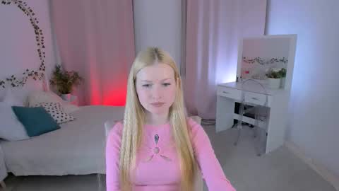 Snapshot of laly_peach chatting on October 2, 12:32 pm Laly online show from October 2, 12:32 pm