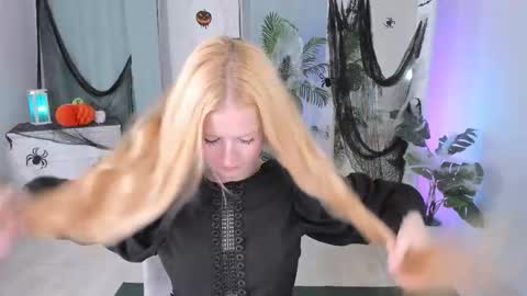 Snapshot of laly_peach chatting on October 27, 4:35 pm Laly online show from October 27, 4:35 pm