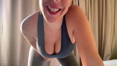 Snapshot of lana_inked chatting on December 10, 8:19 am Lana online show from December 10, 8:19 am