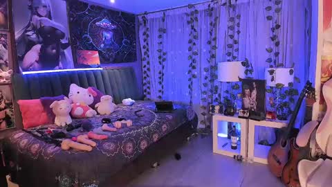L A N A  online show from December 12, 11:36 pm