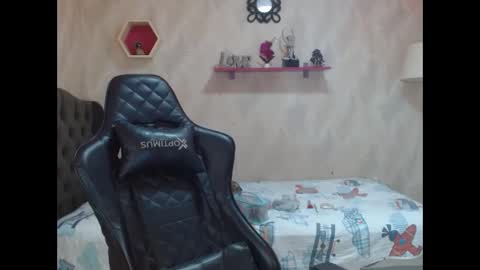 Snapshot of lara_jean23 chatting on October 27, 6:24 pm Lara online show from October 27, 6:24 pm