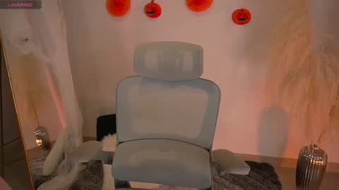 Snapshot of larabaker chatting on October 21, 11:03 am Lara online show from October 21, 11:03 am