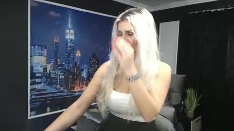 laras_moans online show from December 14, 8:23 am