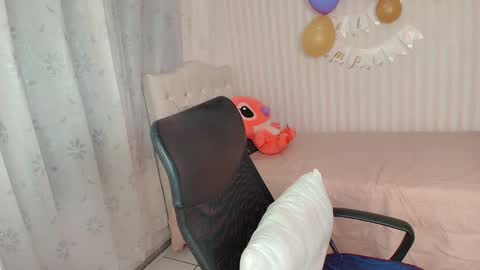 Snapshot of larissalove_doll chatting on October 28, 8:46 pm Larissas online show from October 28, 8:46 pm