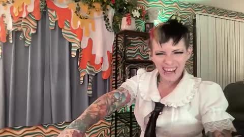 larplikerae online show from May 1, 9:01 am