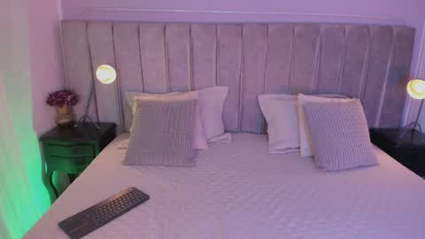 Snapshot of larra_scott_ chatting on September 23, 8:18 pm larra_scott_ online show from September 23, 8:18 pm