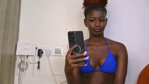 latiffaah_xx online show from March 18, 11:37 am