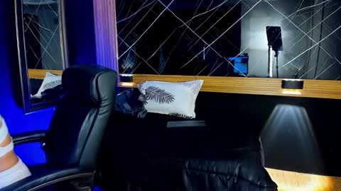 Laura online show from December 9, 12:40 pm