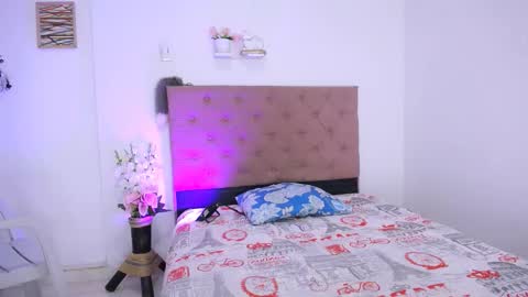 Snapshot of laura_candy02 chatting on September 24, 2:21 am LAURA online show from September 24, 2:21 am