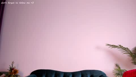 Snapshot of laura_coy chatting on December 4, 8:29 pm Laura online show from December 4, 8:29 pm