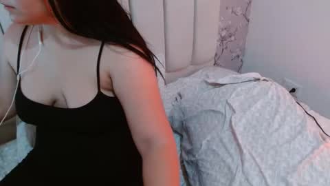 Snapshot of laura_d23 chatting on December 12, 2:26 am laura online show from December 12, 2:26 am