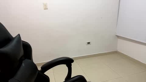 Snapshot of laura_d23 chatting on September 30, 3:23 am laura online show from September 30, 3:23 am