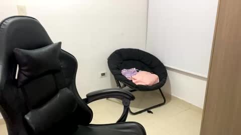 Snapshot of laura_d23 chatting on October 30, 12:02 am laura online show from October 30, 12:02 am